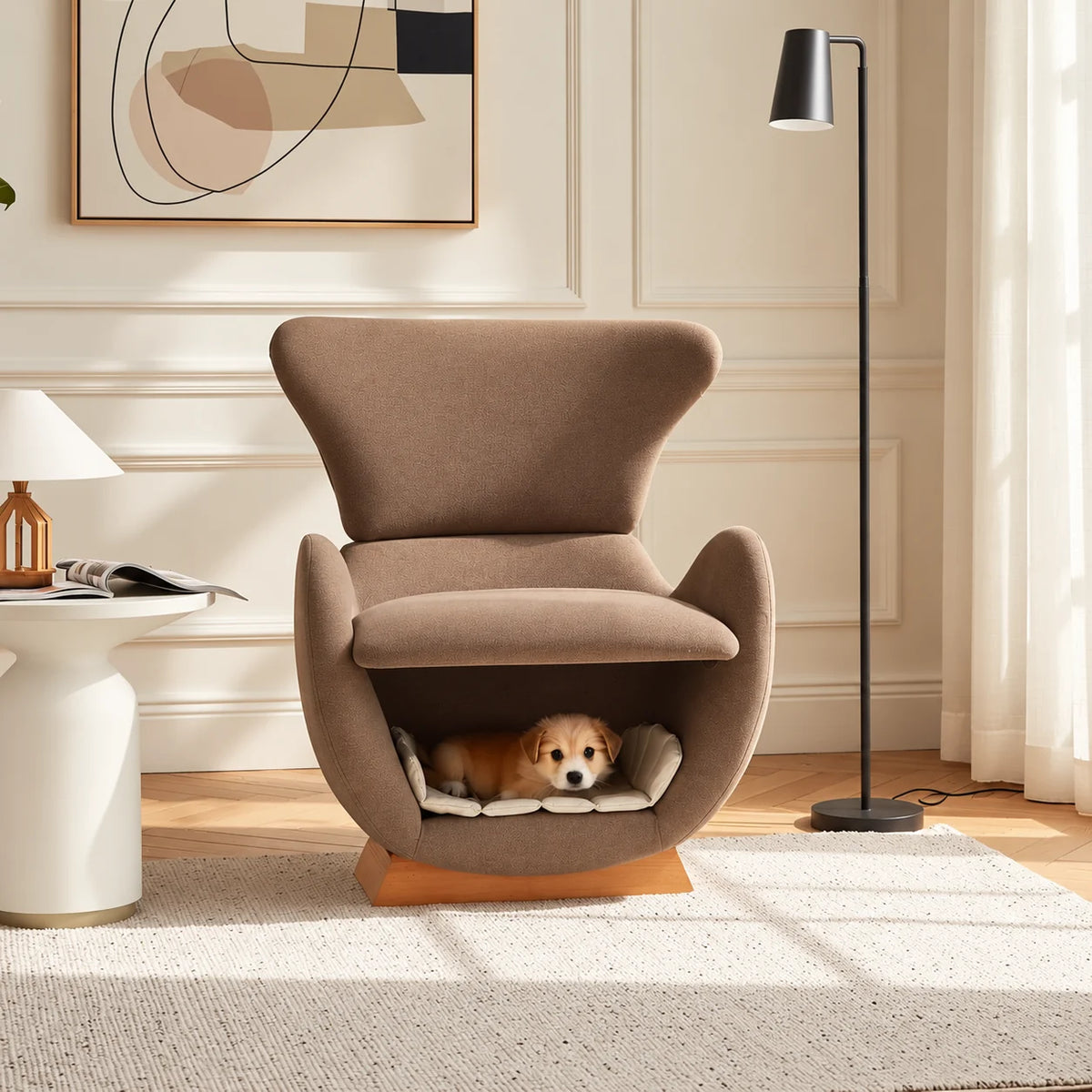 Fauteuil SAMMEN coloris café avec petit chien dans la niche, installé dans un salon chaleureux
